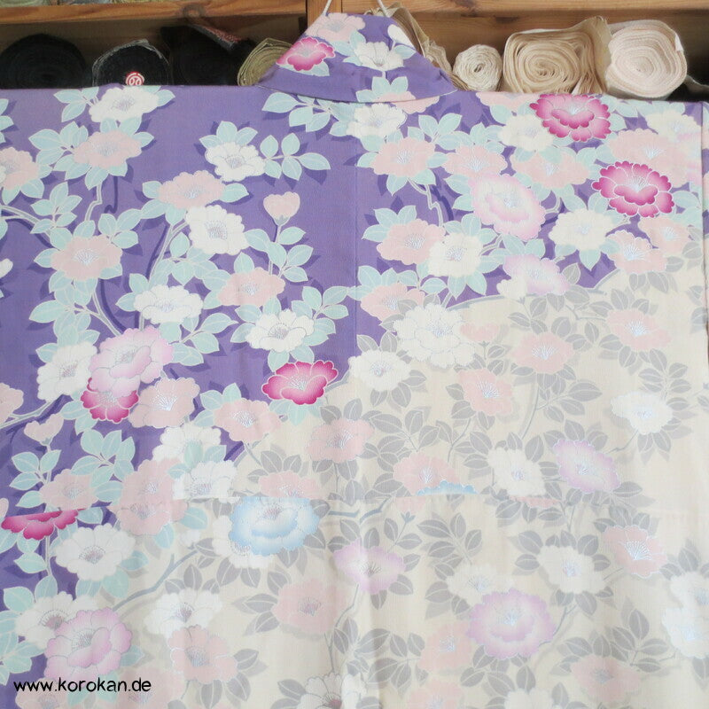klassischer Furisode, Kamelien zwischen flieder und creme