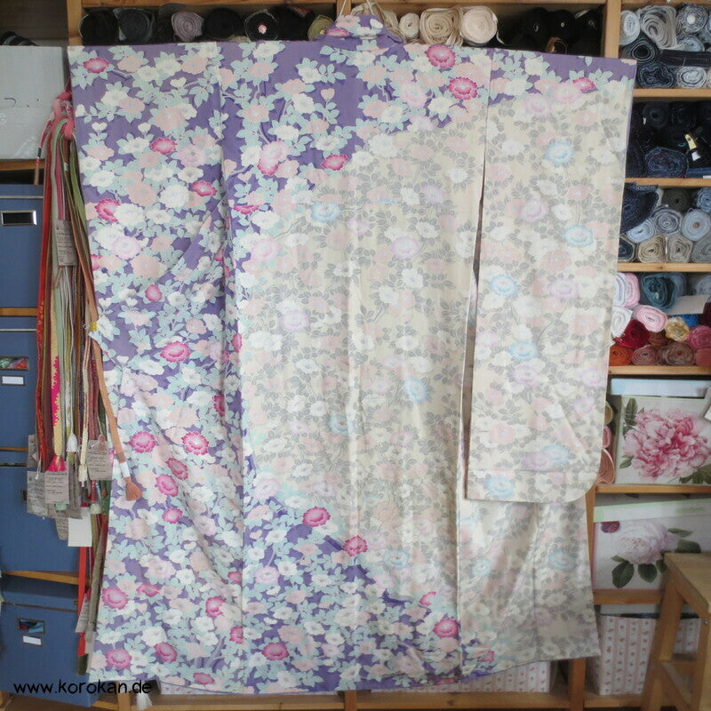 klassischer Furisode, Kamelien zwischen flieder und creme