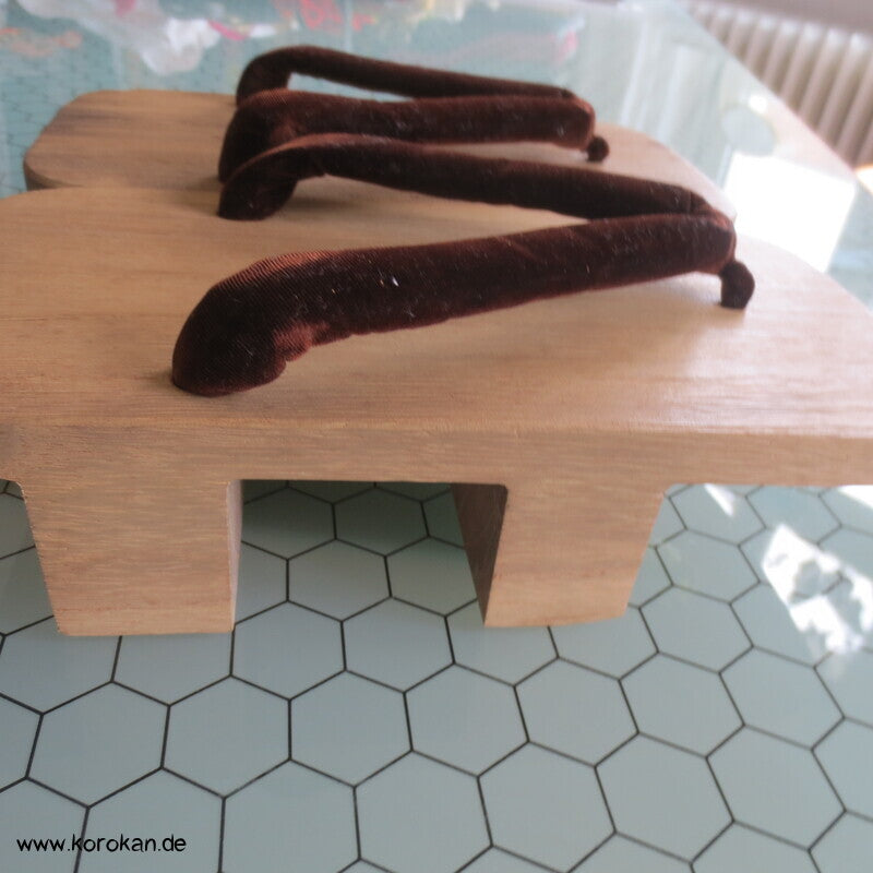 Vintage ungetragene Geta - leichtes Holz, braunes Samt Riemen