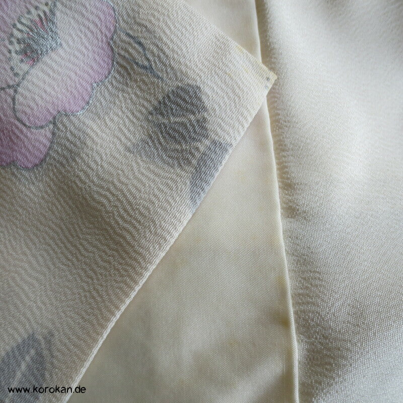 klassischer Furisode, Kamelien zwischen flieder und creme