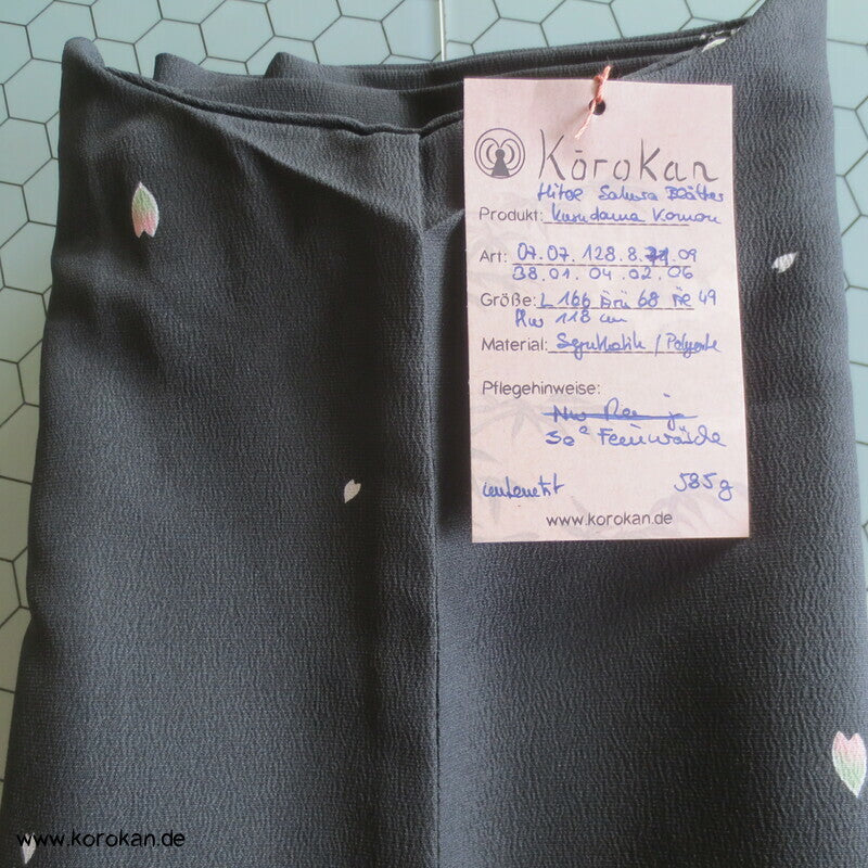 fallende Sakura Blütenblätter Hitoe Japan Kimono