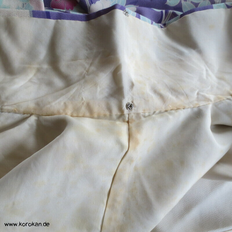 klassischer Furisode, Kamelien zwischen flieder und creme