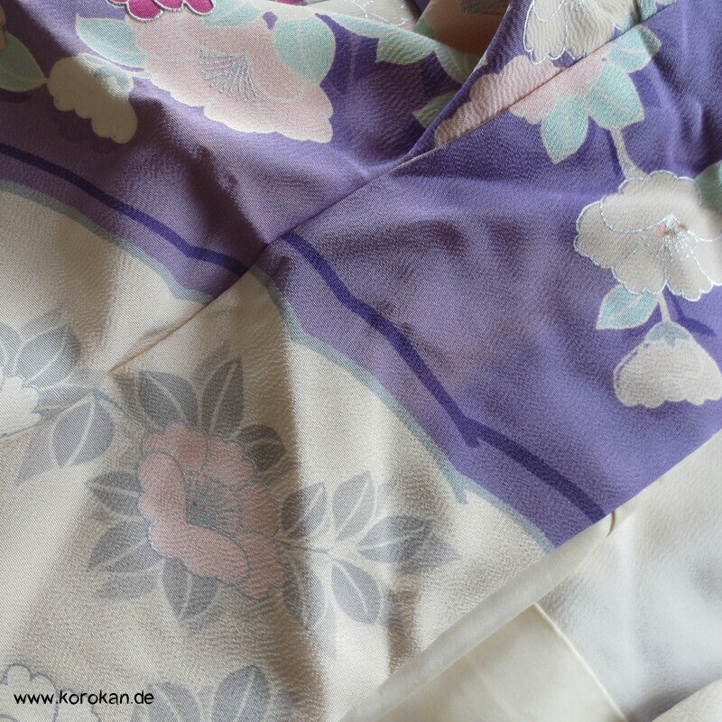 klassischer Furisode, Kamelien zwischen flieder und creme