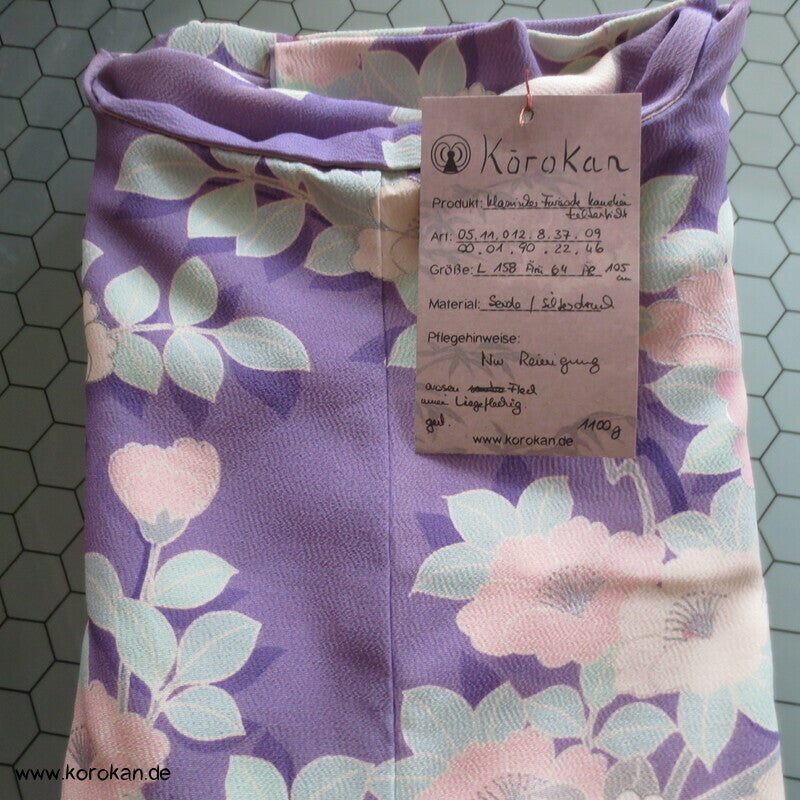 klassischer Furisode, Kamelien zwischen flieder und creme