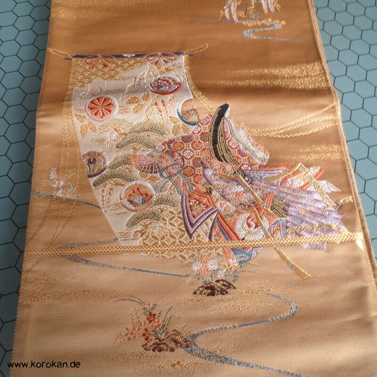 Junihitoe Prinzessin vor Kicho Brokat Vorhang Fukuro Obi