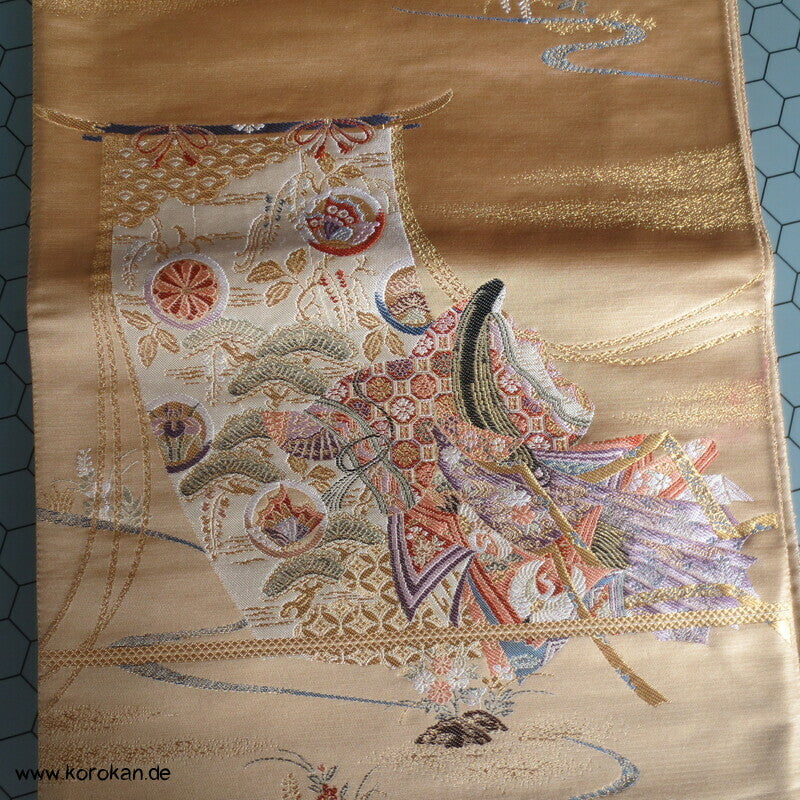 Junihitoe Prinzessin vor Kicho Brokat Vorhang Fukuro Obi
