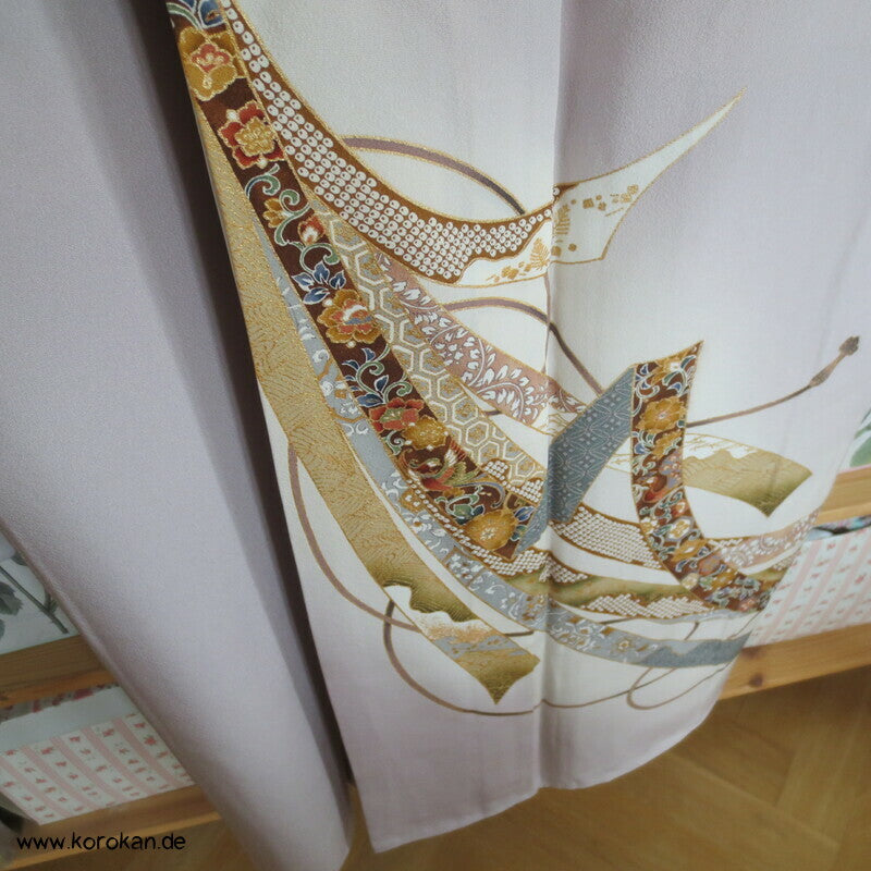 Noshibündel auf blasslila Seidencrepe Iro Tomesode Kimono