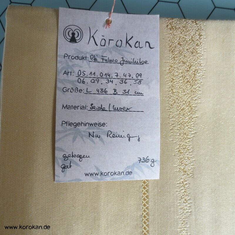 Junihitoe Prinzessin vor Kicho Brokat Vorhang Fukuro Obi