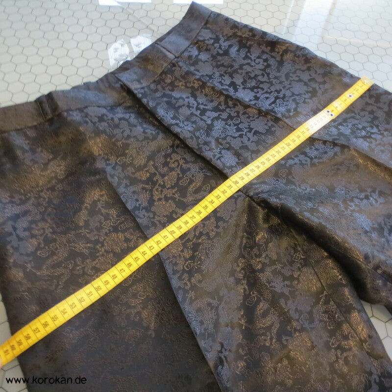 maßangefertigter Herrenanzug schwarze chinesische Drachenseide, ca. Gr. 52