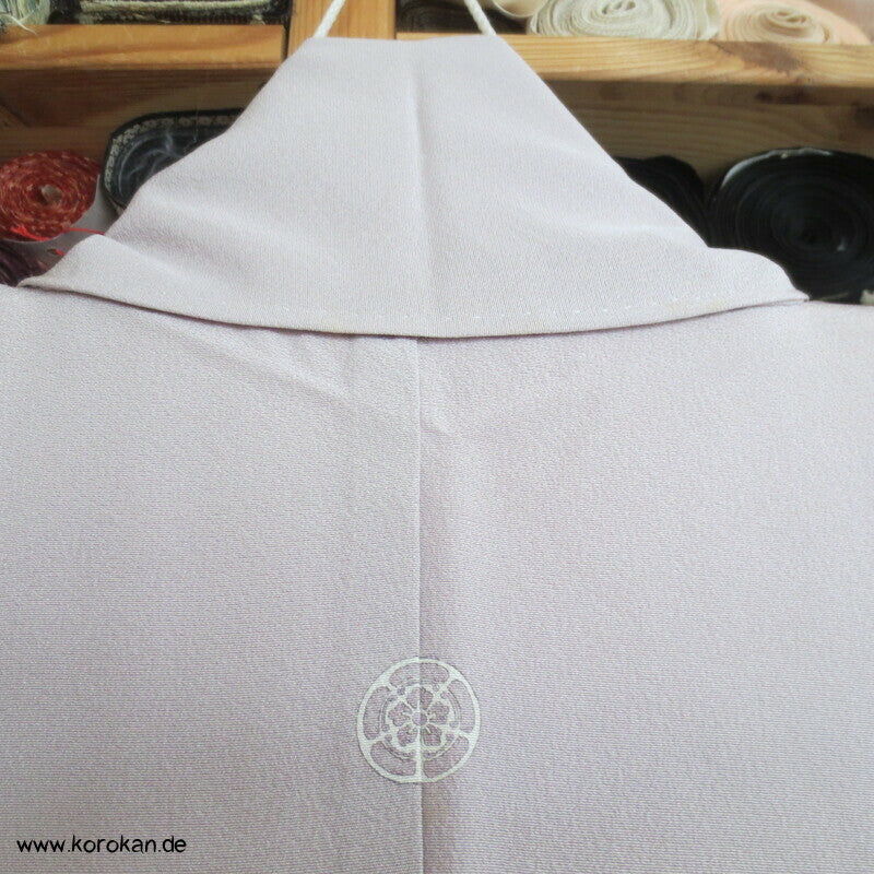 Noshibündel auf blasslila Seidencrepe Iro Tomesode Kimono