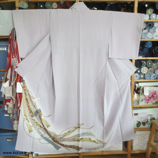 Noshibündel auf blasslila Seidencrepe Iro Tomesode Kimono