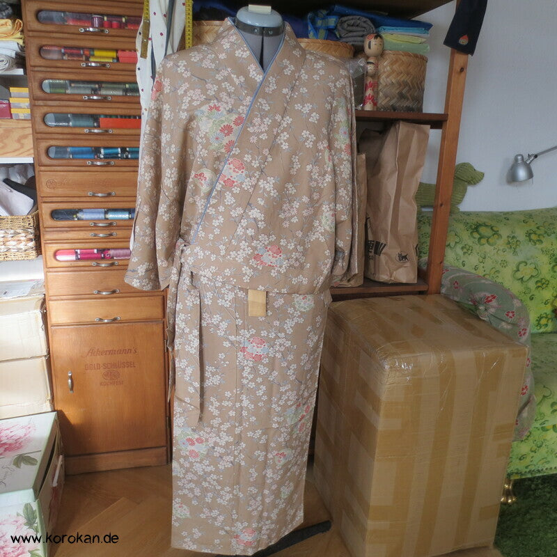helle Blumen zweiteiliger Kimono, Dochugi + Wickelrock