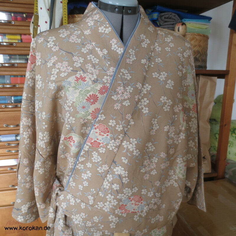 helle Blumen zweiteiliger Kimono, Dochugi + Wickelrock