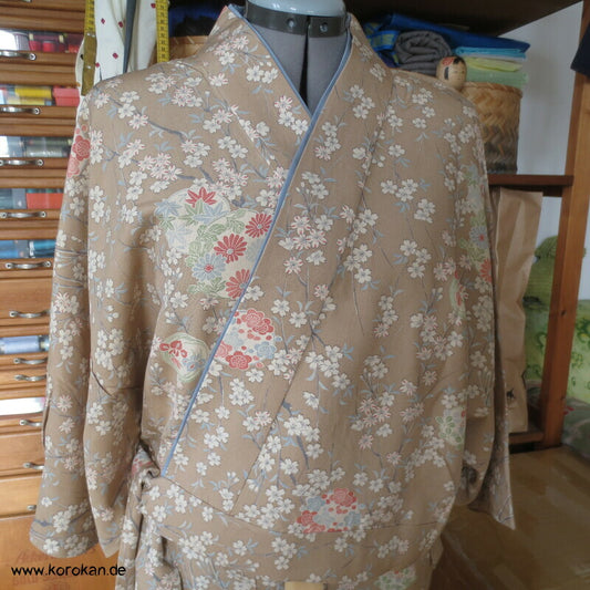 helle Blumen zweiteiliger Kimono, Dochugi + Wickelrock