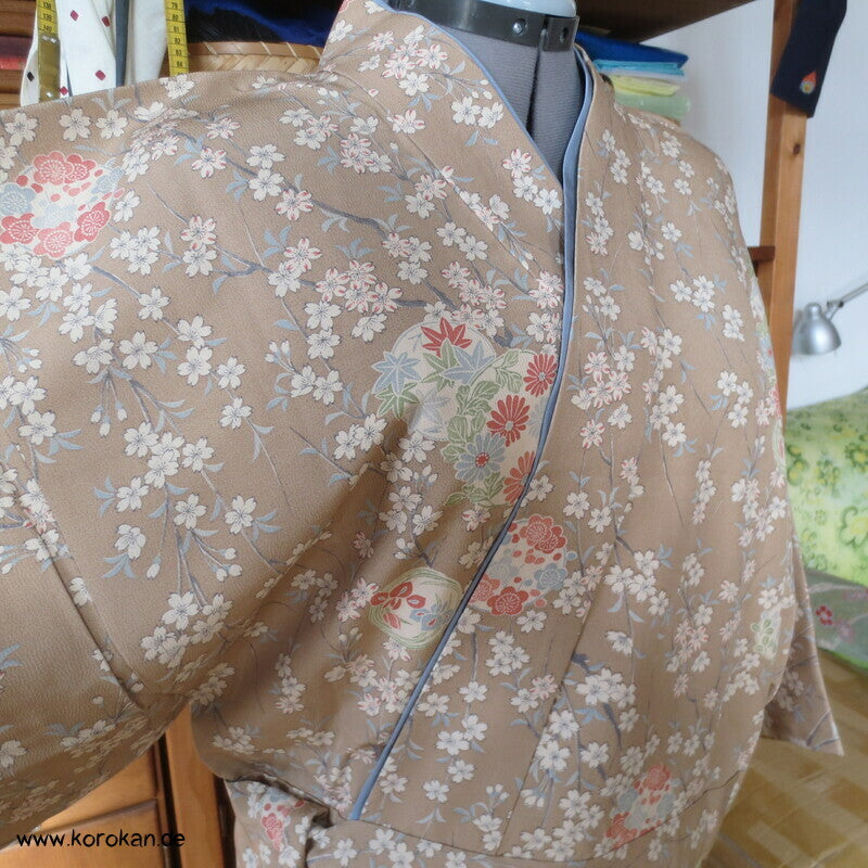 helle Blumen zweiteiliger Kimono, Dochugi + Wickelrock