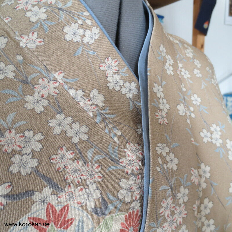 helle Blumen zweiteiliger Kimono, Dochugi + Wickelrock