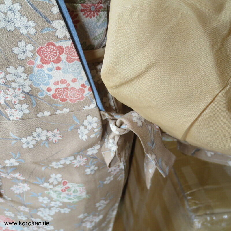helle Blumen zweiteiliger Kimono, Dochugi + Wickelrock