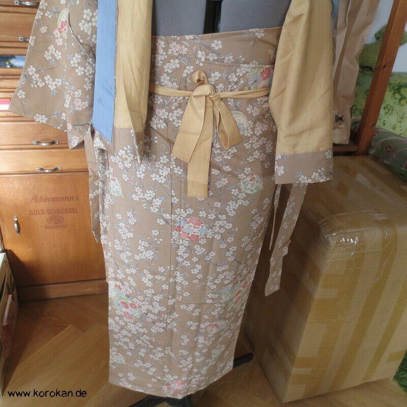 helle Blumen zweiteiliger Kimono, Dochugi + Wickelrock