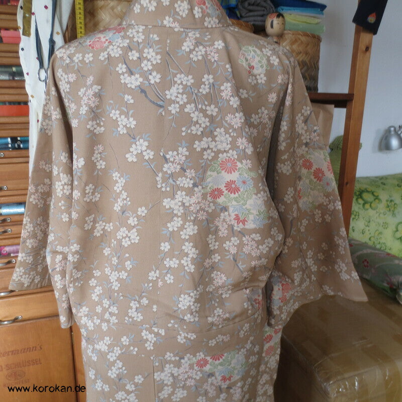 helle Blumen zweiteiliger Kimono, Dochugi + Wickelrock
