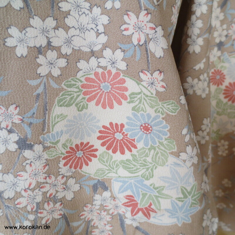 helle Blumen zweiteiliger Kimono, Dochugi + Wickelrock