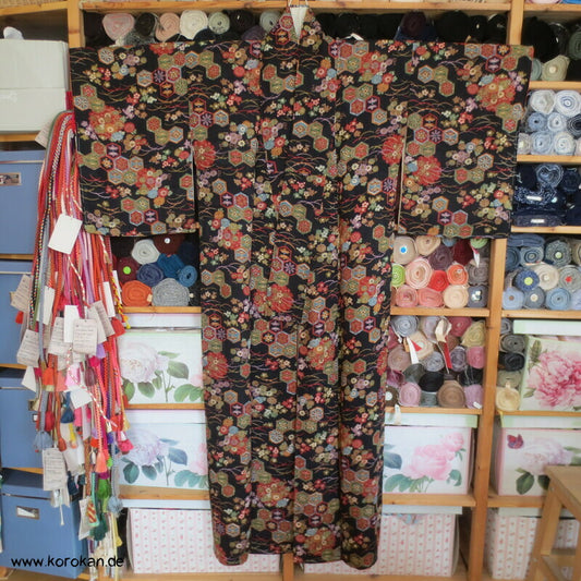 Kikko und Blüten Seidendamast Komon Kimono