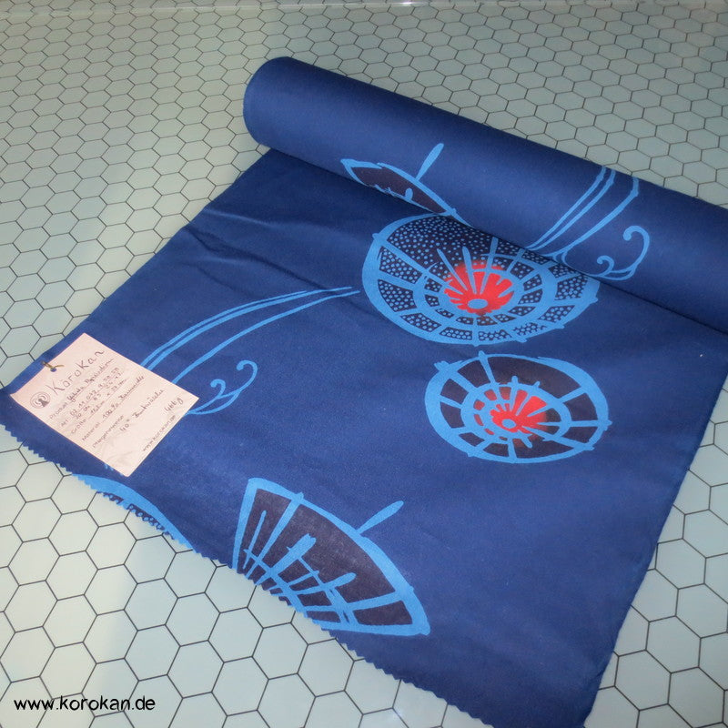 Papierschirme auf blau Yukata Kimono Baumwollstoff