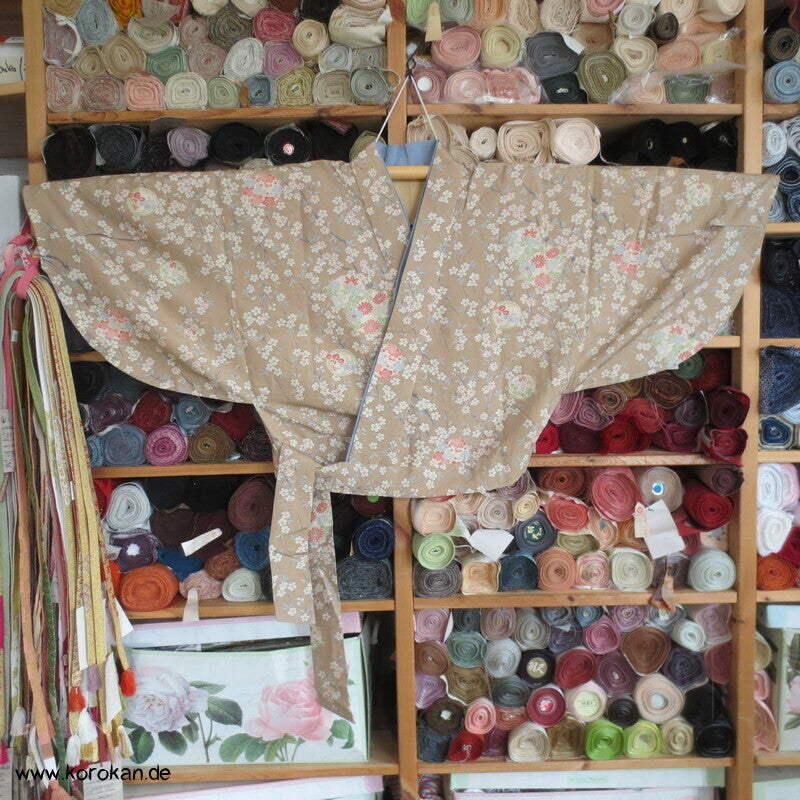 helle Blumen zweiteiliger Kimono, Dochugi + Wickelrock