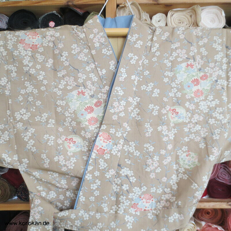 helle Blumen zweiteiliger Kimono, Dochugi + Wickelrock