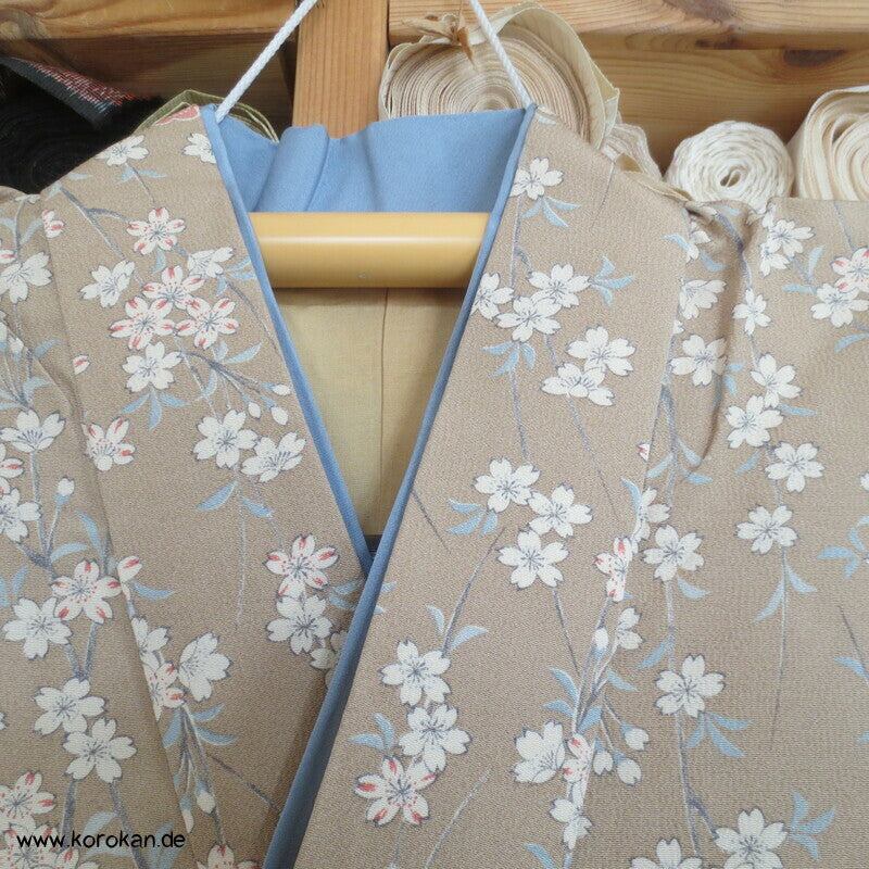 helle Blumen zweiteiliger Kimono, Dochugi + Wickelrock