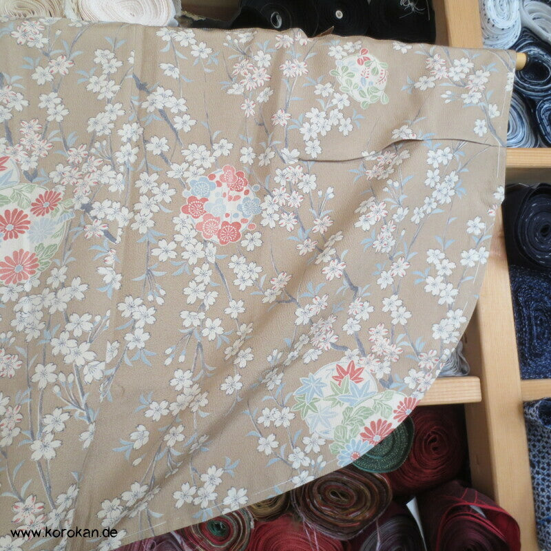 helle Blumen zweiteiliger Kimono, Dochugi + Wickelrock