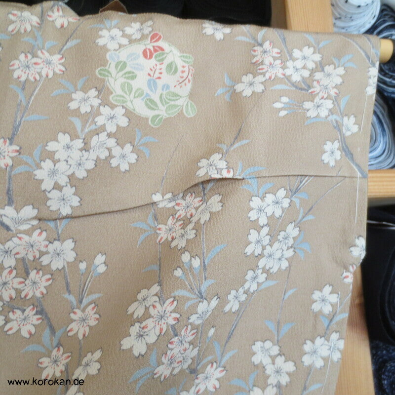 helle Blumen zweiteiliger Kimono, Dochugi + Wickelrock