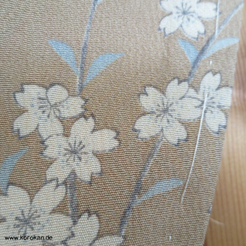 helle Blumen zweiteiliger Kimono, Dochugi + Wickelrock