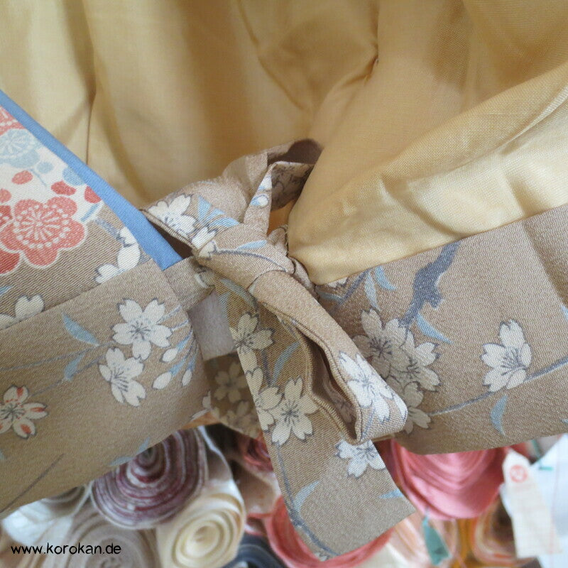 helle Blumen zweiteiliger Kimono, Dochugi + Wickelrock