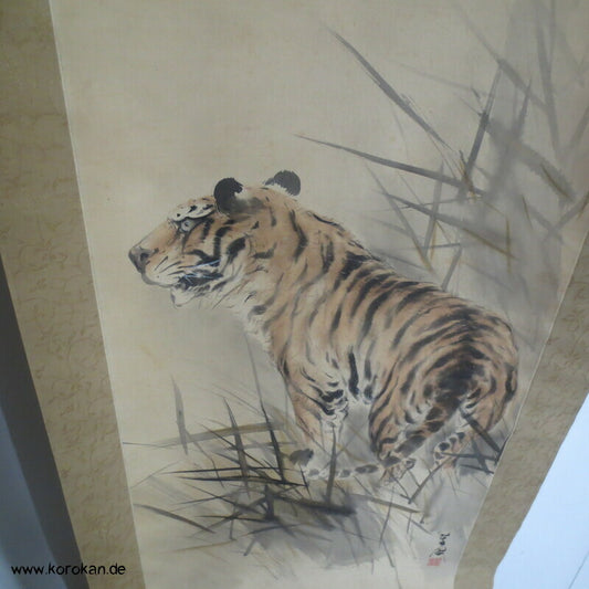 japanisches Rollbild Tiger mit Beschwerungsrollen im Holzkasten