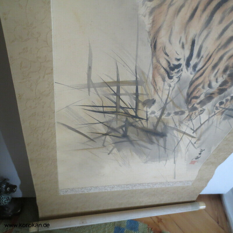 japanisches Rollbild Tiger mit Beschwerungsrollen im Holzkasten