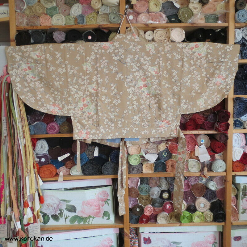 helle Blumen zweiteiliger Kimono, Dochugi + Wickelrock