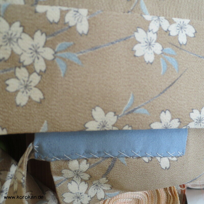 helle Blumen zweiteiliger Kimono, Dochugi + Wickelrock