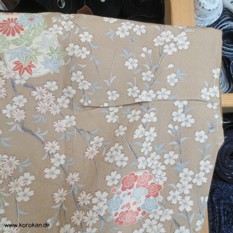 helle Blumen zweiteiliger Kimono, Dochugi + Wickelrock
