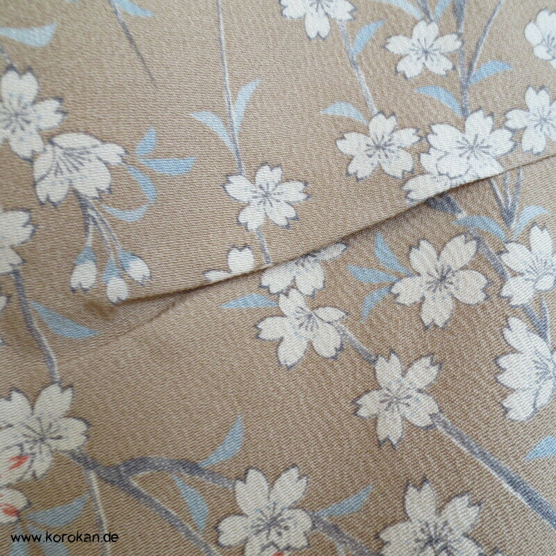 helle Blumen zweiteiliger Kimono, Dochugi + Wickelrock