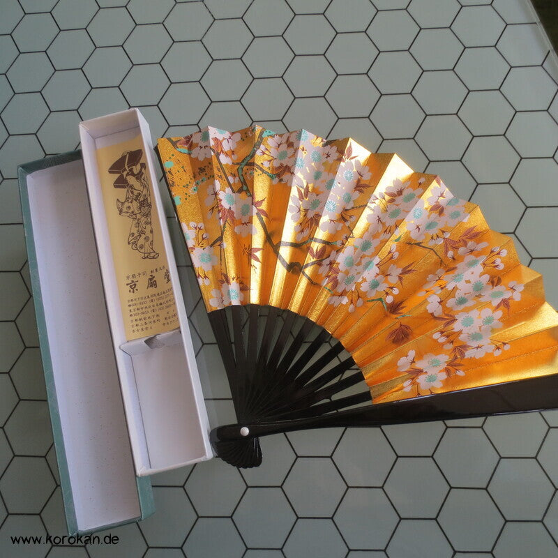 kleiner Fächer gold mit Sakura, schwarz lackierte Rippen, in Box