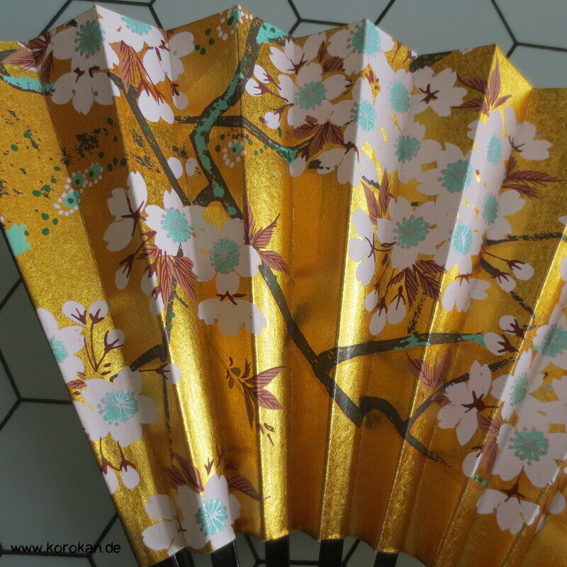 kleiner Fächer gold mit Sakura, schwarz lackierte Rippen, in Box