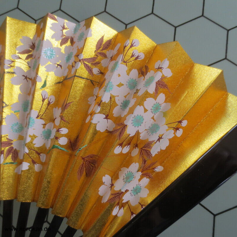 kleiner Fächer gold mit Sakura, schwarz lackierte Rippen, in Box