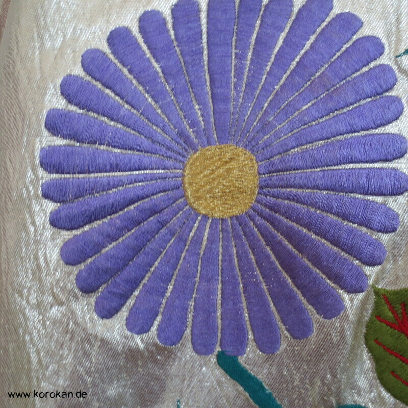 Stickerei Kiku auf Lamé Uchikake - Hochzeitsmantel
