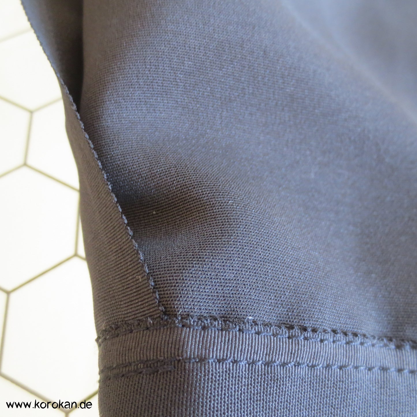 schwarze Chirimen Crêpe Zero Waste Seidenbluse