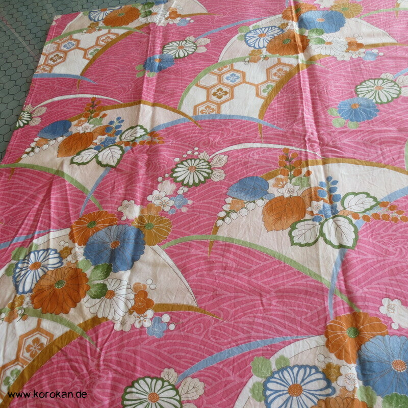 Kanebo Baumwoll Stoffrest, aufgetrennt, Blüten und Fächer auf rosa Wellen