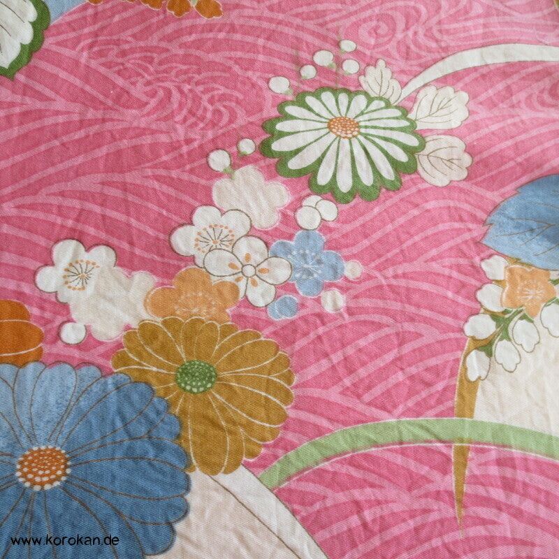 Kanebo Baumwoll Stoffrest, aufgetrennt, Blüten und Fächer auf rosa Wellen
