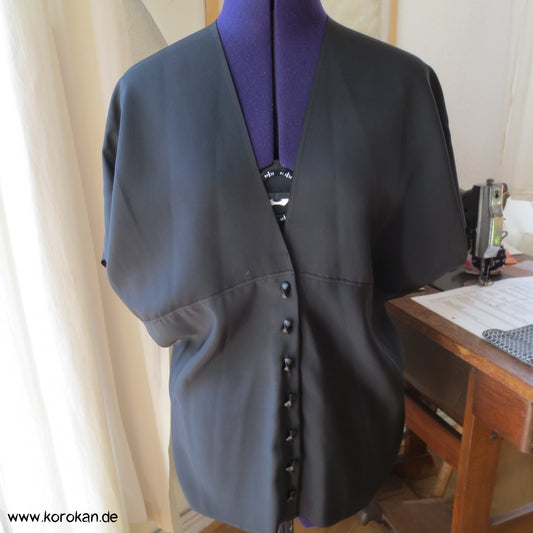 schwarze Chirimen Crêpe Zero Waste Seidenbluse