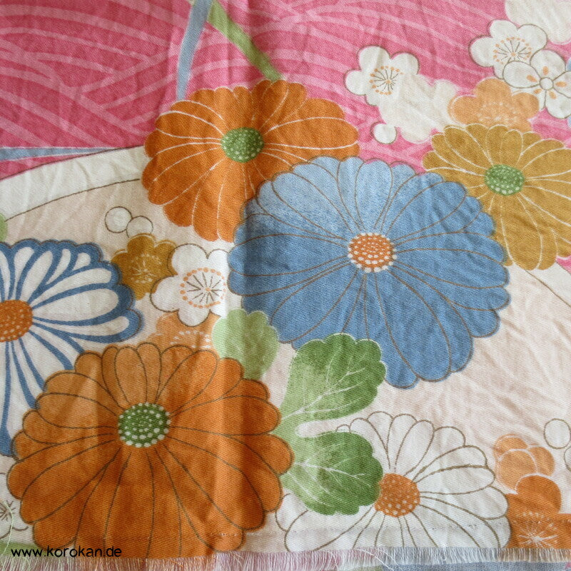 Kanebo Baumwoll Stoffrest, aufgetrennt, Blüten und Fächer auf rosa Wellen