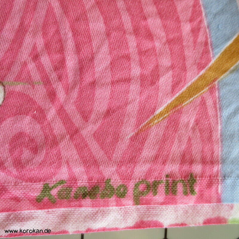 Kanebo Baumwoll Stoffrest, aufgetrennt, Blüten und Fächer auf rosa Wellen
