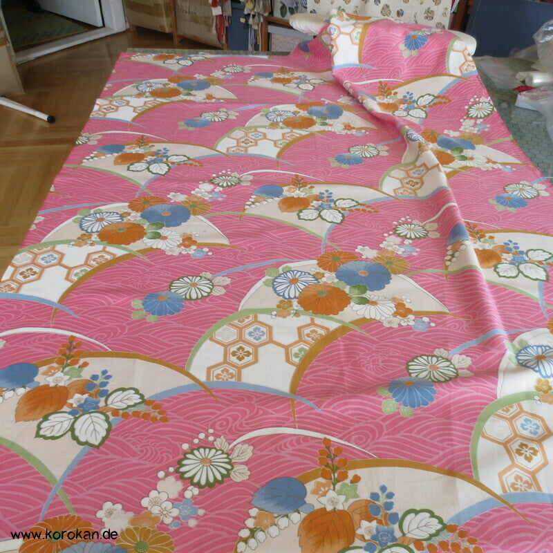 Kanebo Baumwoll Stoffrest, aufgetrennt, Blüten und Fächer auf rosa Wellen